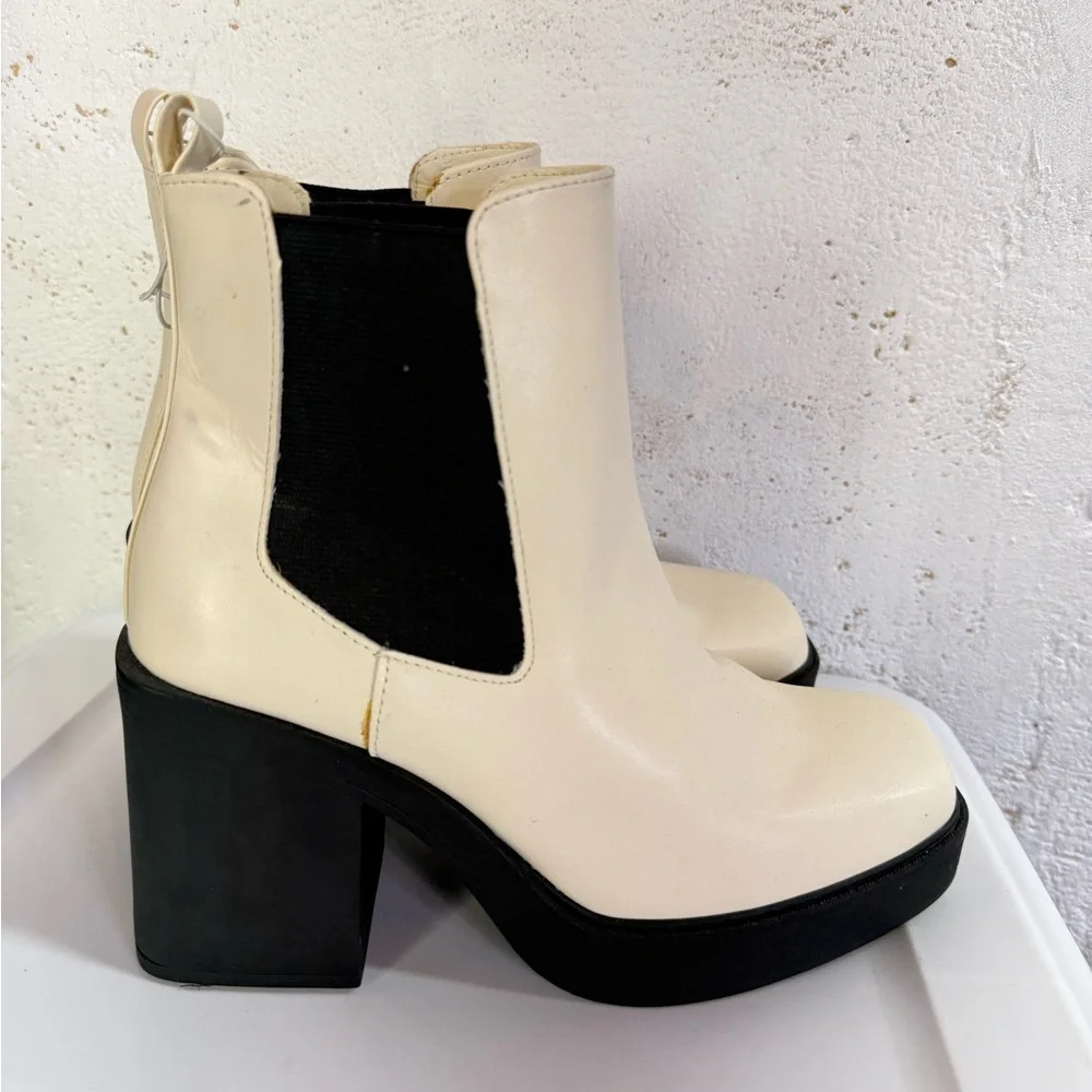 MIA Dru High Heel Ankle Boot w/ Elastic Paneling White NEW Size 9 - Picture 2 of 9